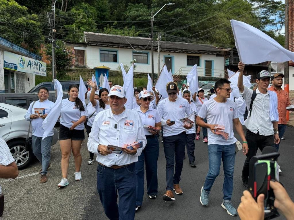 Henry Ladino recorre el centro de Villavicencio en ‘caminatón’ para presentar su hoja de vida y propuestas