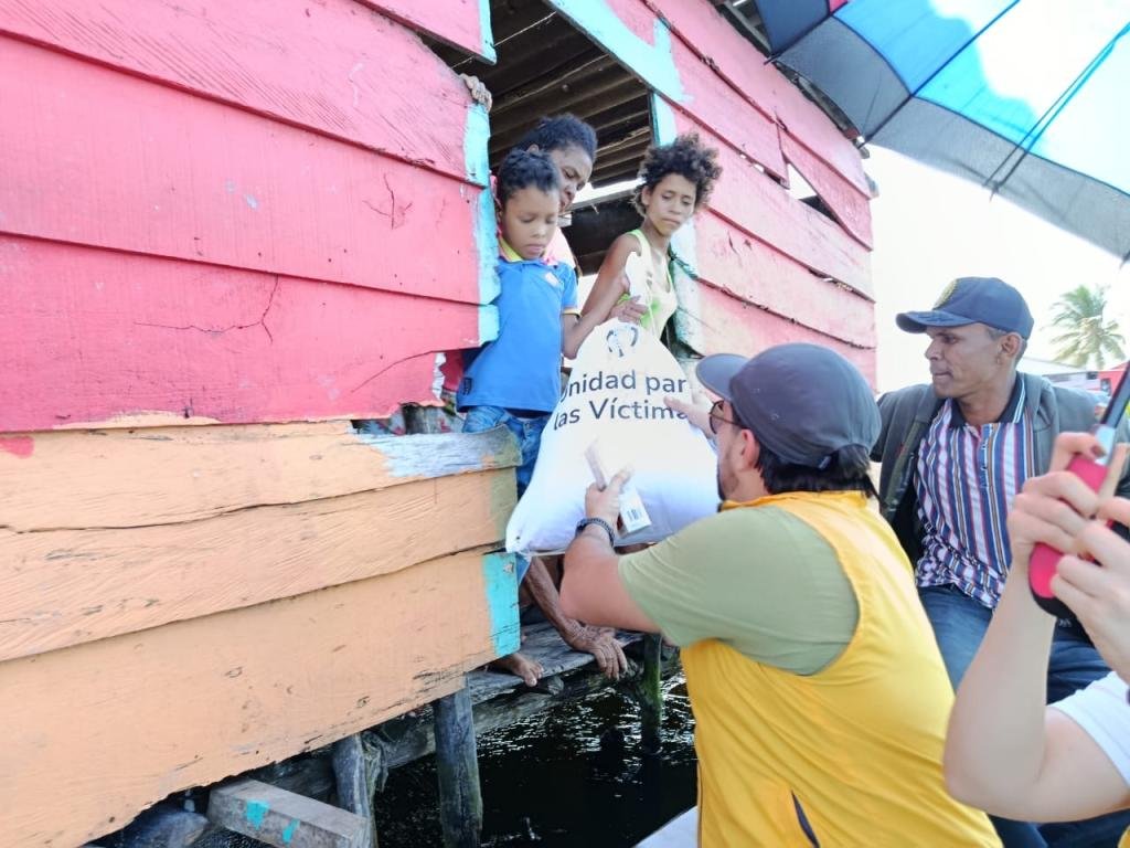 Unidad de Víctimas entrega 300 kits de apoyo a familias afectadas en Nueva Venecia