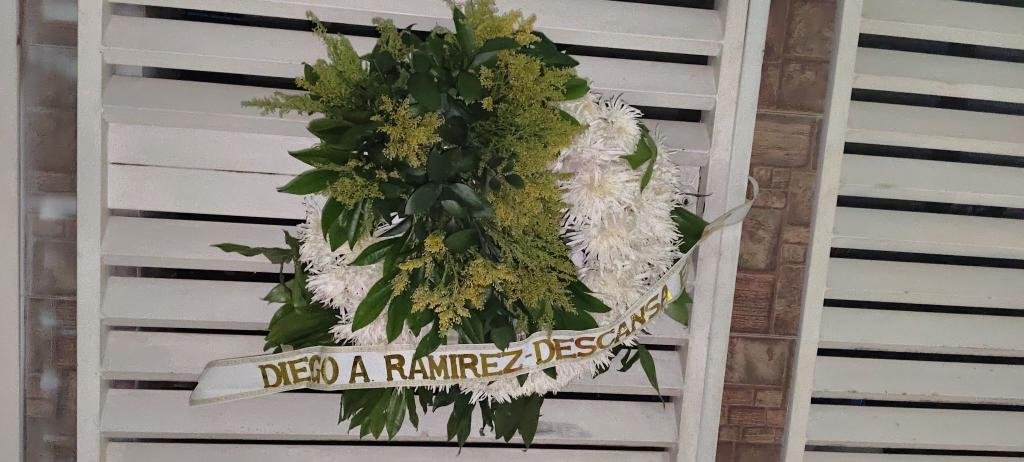 Dejan corona fúnebre en casa de familiares del periodista Diego Ramírez tras denuncia sobre extorsiones en Santa Marta