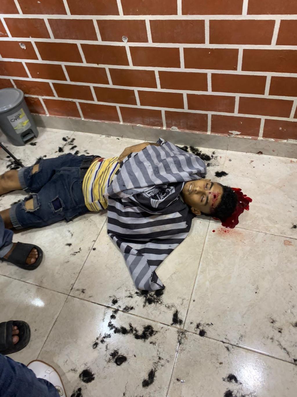 Atentando a bala deja un muerto mientras se acicalaba en barbería