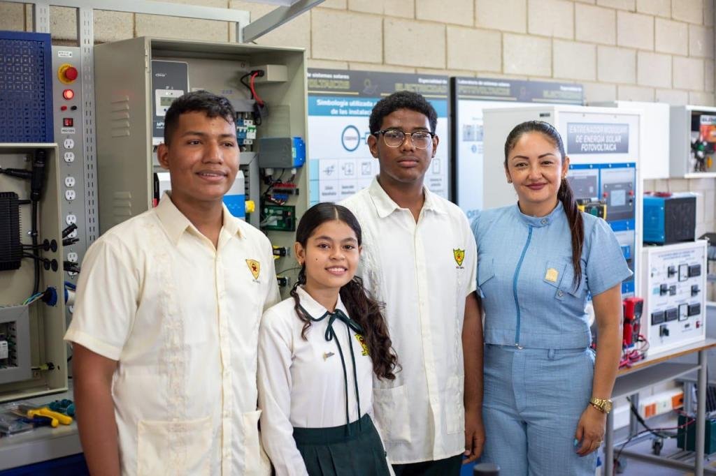 En articulación con la Alcaldía de Santa Marta, MinMinas entrega  laboratorio fotovoltaico a estudiantes de la IED Técnico Industrial