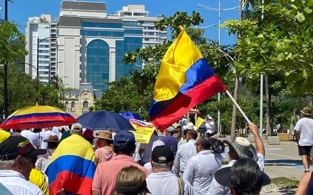 Simpatizantes de Petro marchan en Santa Marta en respaldo a las reformas sociales