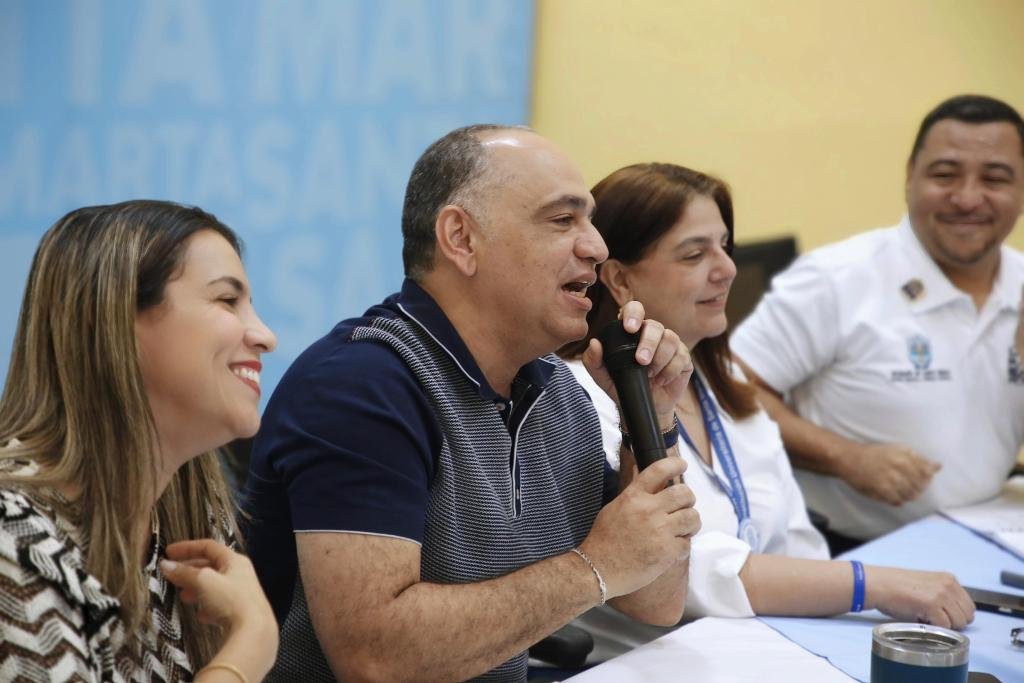 El Alcalde Carlos Pinedo reafirma su compromiso con los taxistas de Santa Marta