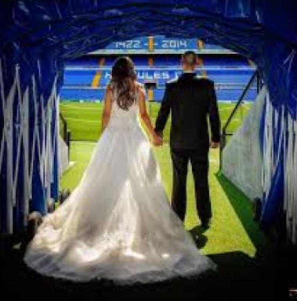 Prefirieron una cancha de fútbol en vez de una iglesia para jurarse amor eterno