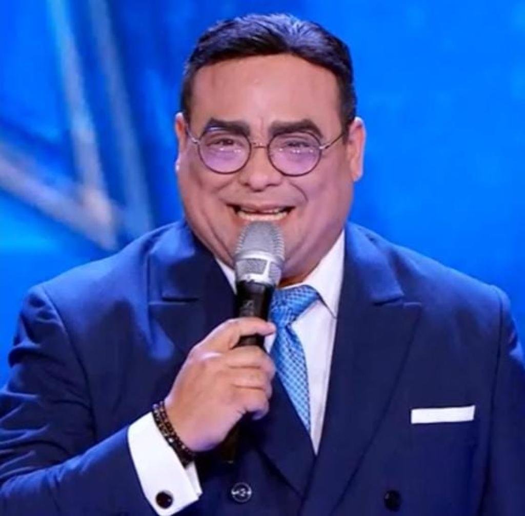 Escándalo en 'Yo Me Llamo': Imitador de Gilberto Santa Rosa, Expulsado de Colombia por Documentación Falsa