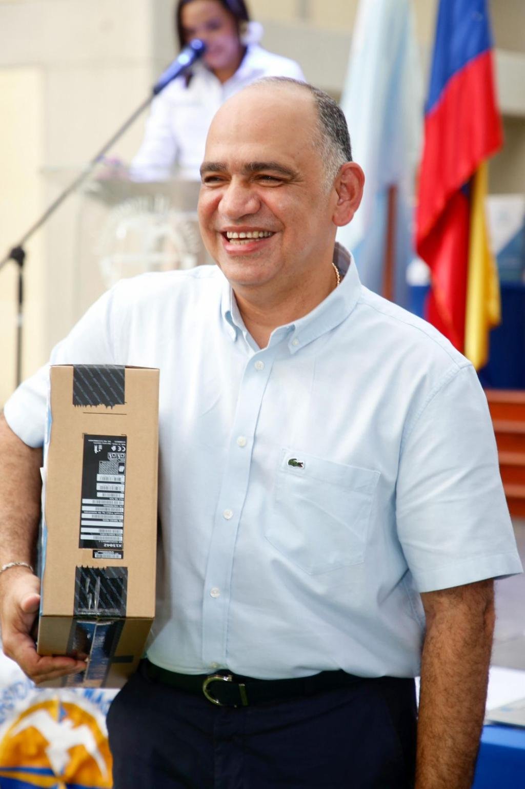 Pinedo entregó computadores a beneficiarios del programa 'Talento Santa Marta'