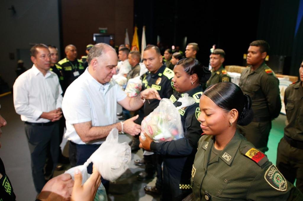 Pinedo reconoce labor de uniformados y entrega reconocimientos y ayudas a la Policía Metropolitana