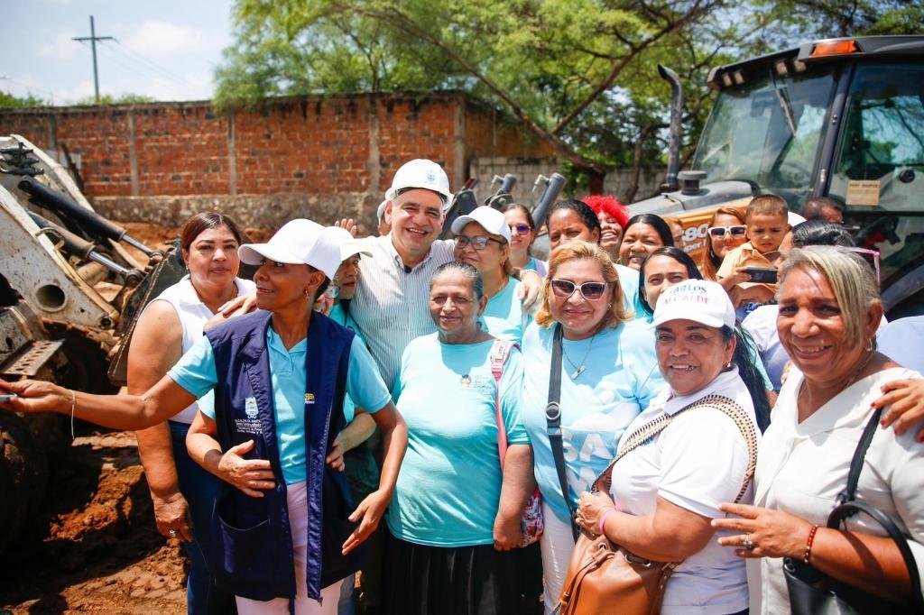 "Las obras seguirán y Santa Marta avanzará": Pinedo tras colocación de Primera Piedra en construcción de Centro de Adulto Mayor en Vista Hermosa