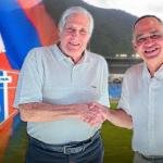 Con apretón de manos, Pinedo y Dávila sellan acuerdos para que el 'Ciclón' juegue en el Sierra Nevada