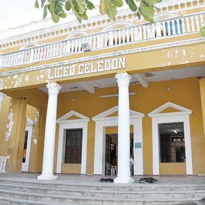 Puño, patá y trompá en Colegio de Santa Marta y ni la mamá de uno de los involucrados logró frenarla