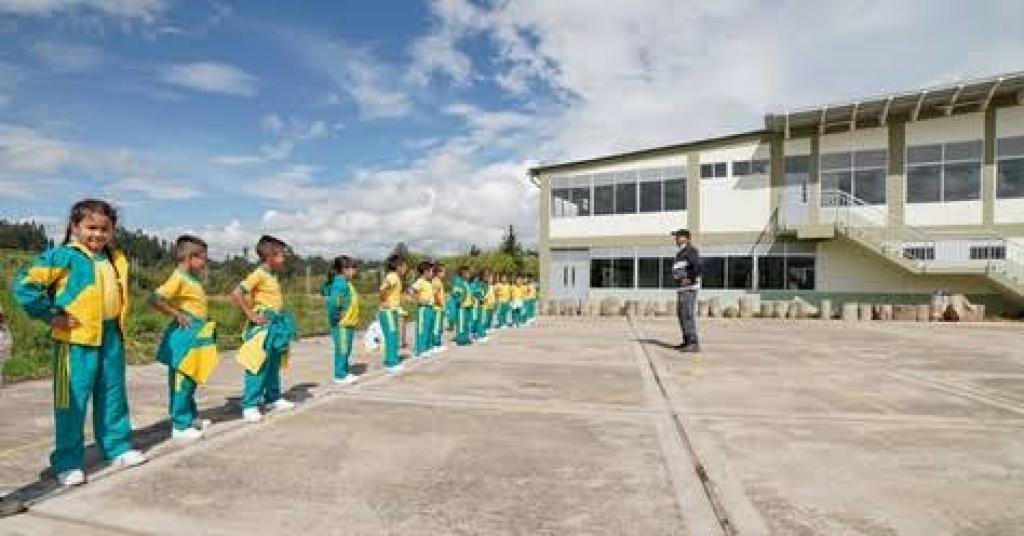Gobierno Petro culmina 573 colegios abandonados