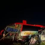 Tres personas muertas en choque de bus y camión