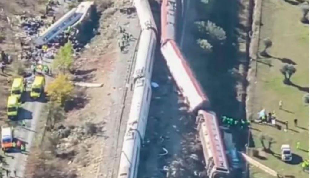 Colisión frontal de trenes de alta velocidad deja un saldo superior a los 60 muertos