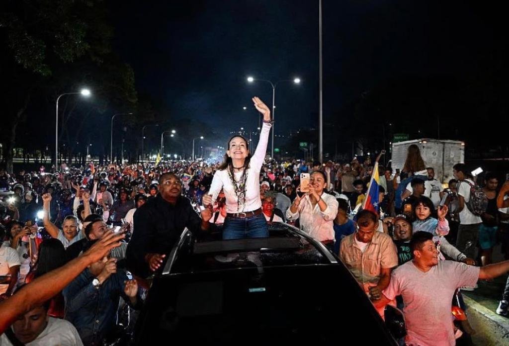 María Corina Machado regresa a Venezuela en medio de masivas muestras de respaldo popular